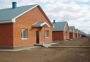 Пострадавшим от лесных пожаров в Костанайской области вручили ключи от новых домов