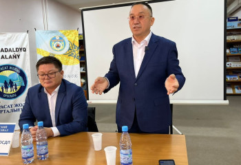Нұрлан Әуесбаев Шахтинск қаласының Орталықтандырылған кітапханасының ұжымымен кездесті