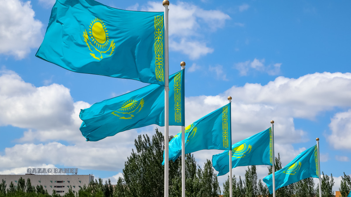 Никто не сможет запретить вывешивать наш флаг в общественных местах: Токаев