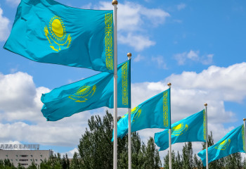 Никто не сможет запретить вывешивать наш флаг в общественных местах: Токаев