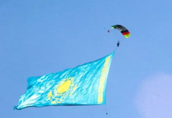 Еліміздің ең үлкен туы  Алматы аспанында желбіреді