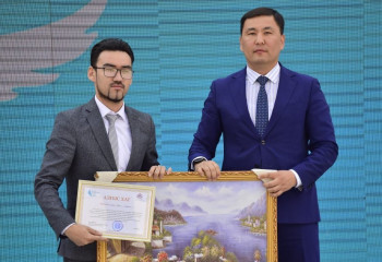Түркістанда Республика күніне орай белсенді жастар марапатталды