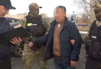 Қарағандыда жәбірленуші тарапты сатып алмақ болған қорғаушы ұсталды