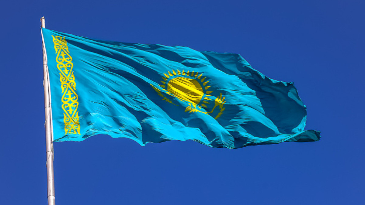 Самый большой казахстанский флаг раскрыли в небе Алматы
