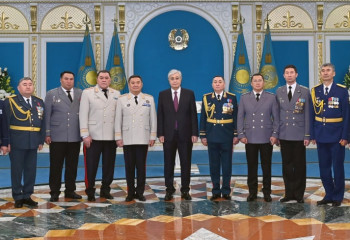 Мемлекет басшысы жоғары әскери және арнаулы атақтар, сыныптық шендер тапсырды