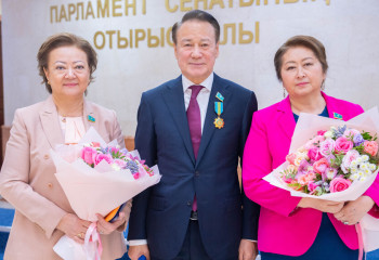 Сенаторы получили госнаграды ко Дню Республики