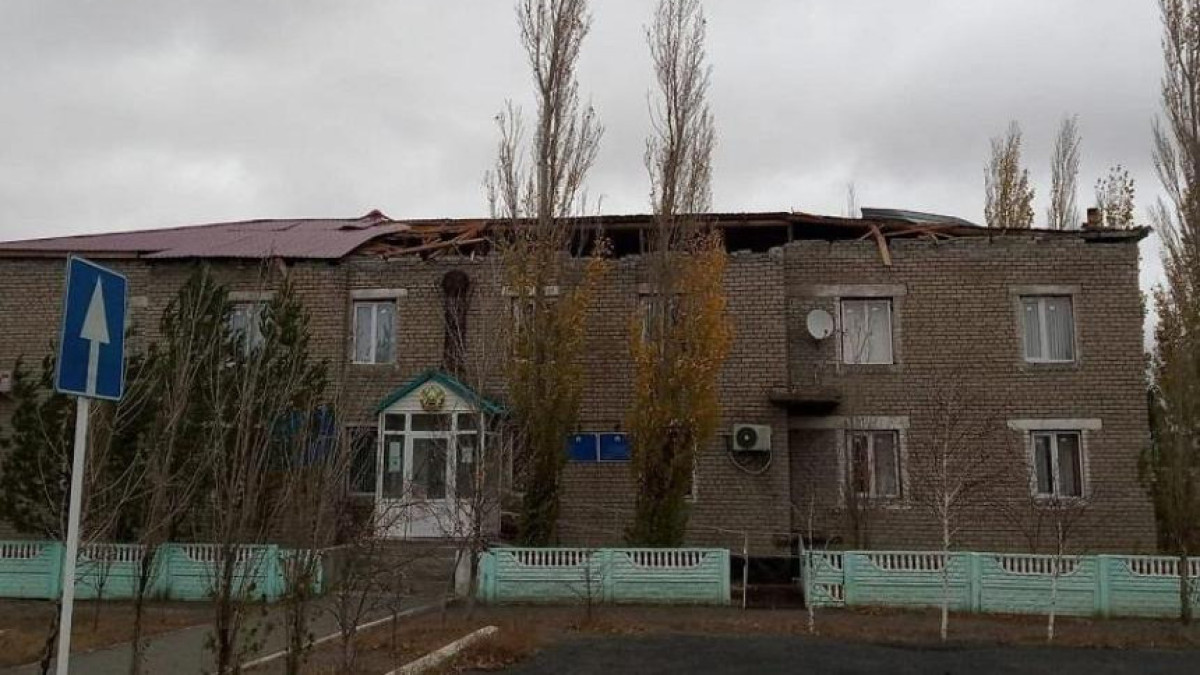 В Павлодарской области ветер снес крышу здания отдела образования
