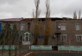 В Павлодарской области ветер снес крышу здания отдела образования