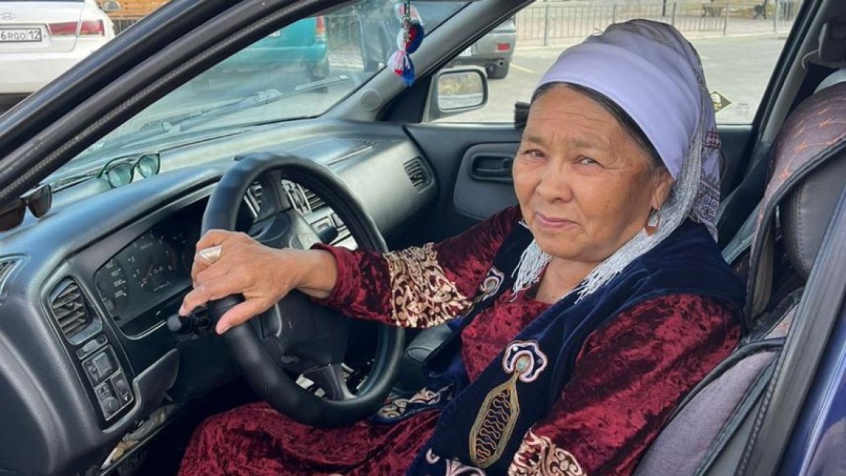 Больше 20 лет пенсионерка из Мангистау работает таксистом