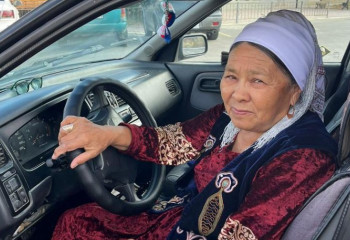 Больше 20 лет пенсионерка из Мангистау работает таксистом