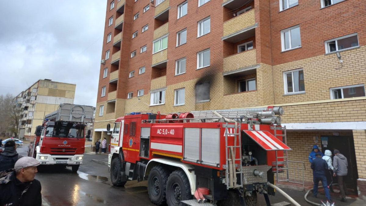 Экибастузец спас двоих детей при пожаре в многоэтажке