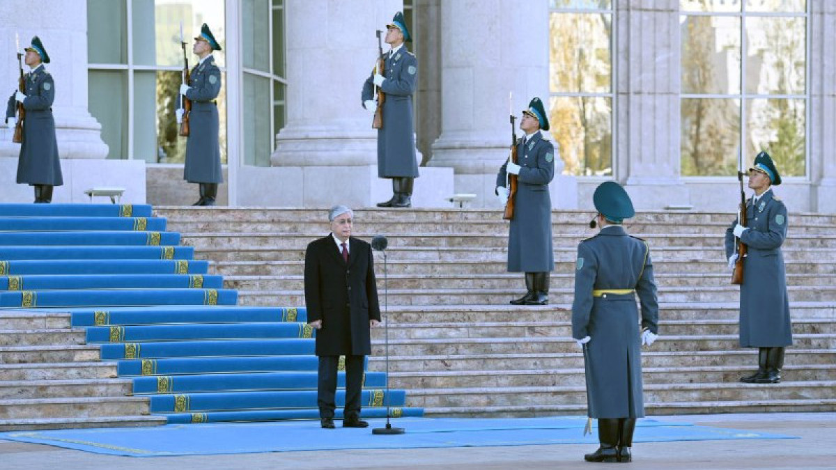 Токаев принял участие в церемонии поднятия Государственного флага