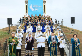 Гимн одновременно исполнили более 15 тысяч человек в Актюбинской области