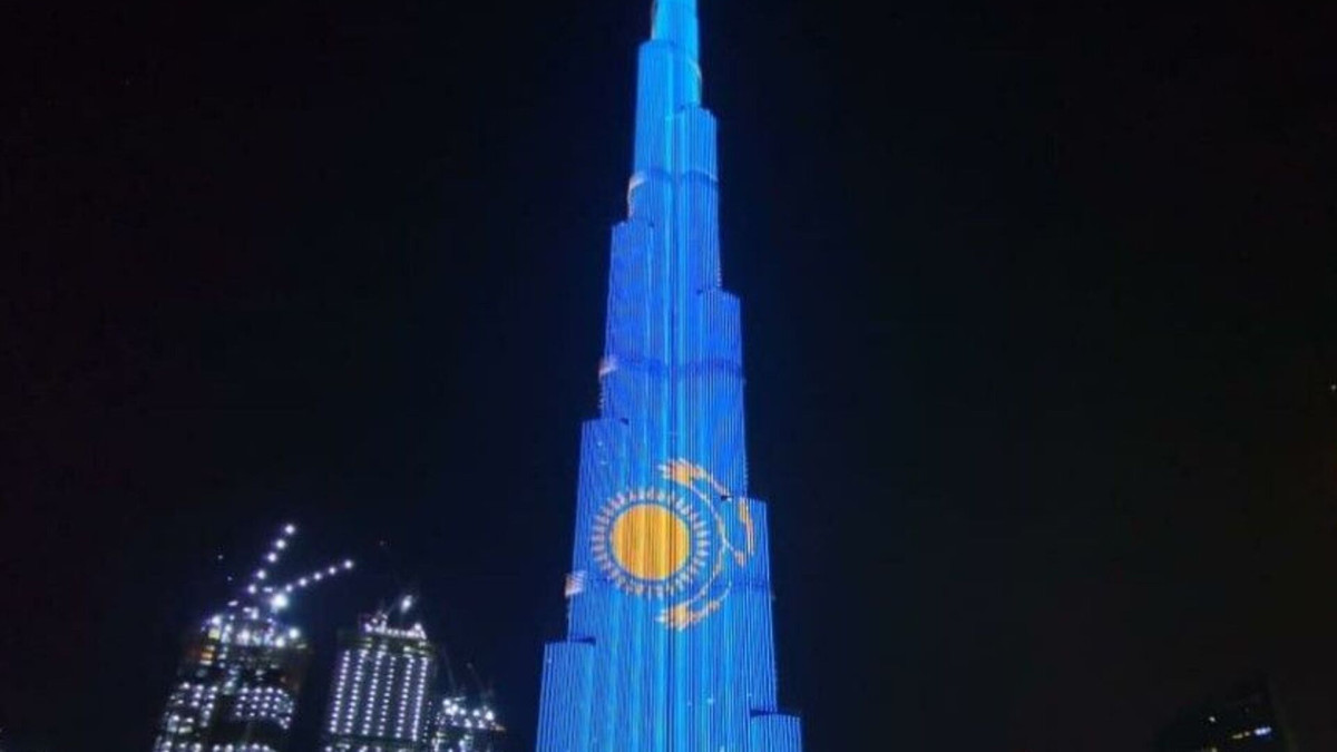 Небоскреб в Дубае окрасился в цвета флага Казахстана