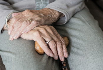 Әйелдердің 61 жаста зейнетке шығуын бекітетін заң жобасы мақұлданды