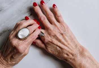 Мажилис одобрил законопроект о выходе женщин на пенсию в 61 год