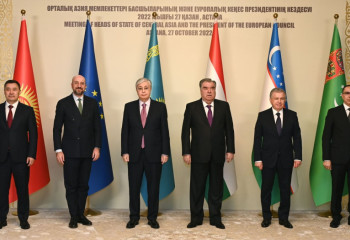 Совместное фото участников встречи глав государств Центральной Азии и Президента Европейского Совета