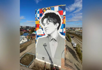 Ақтөбеде Димаш Құдайбергеннің 18 метрлік суреті салынды