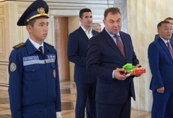 Юрий Ильин «Жас өрт сөндіруші» кадет сыныбының оқушыларымен кездесті