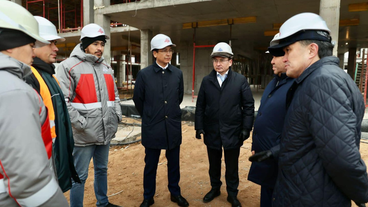 Министр ознакомился с ходом строительства школ в Акмолинской области и Астаны