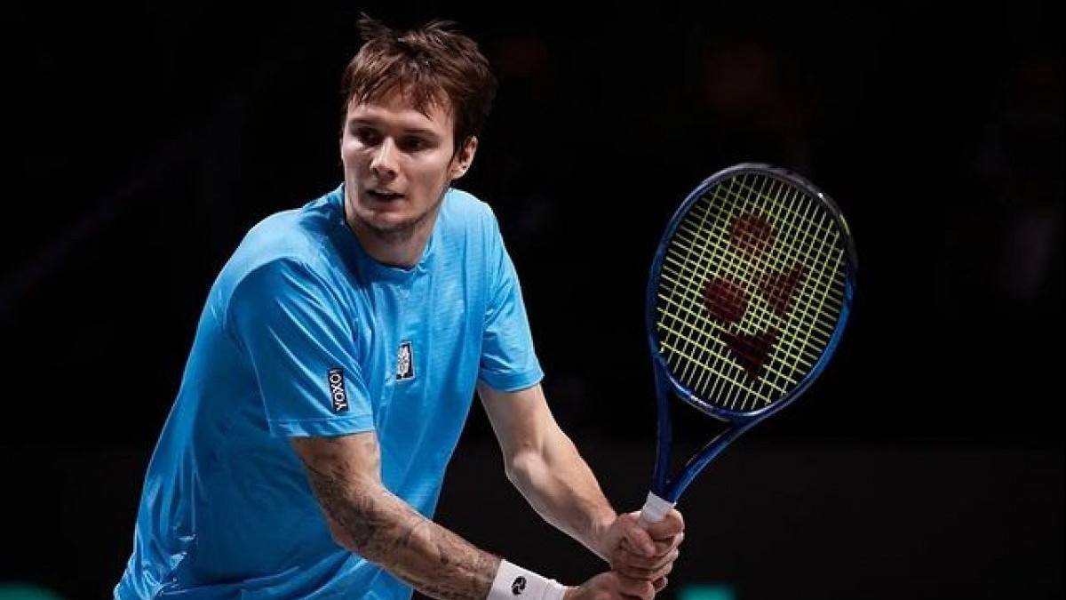 Теннис: Александр Бублик уступил в 1/4 финала турнира в Базеле