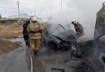 Қызылордада соқтығысқан екі көлік өртеніп кетті