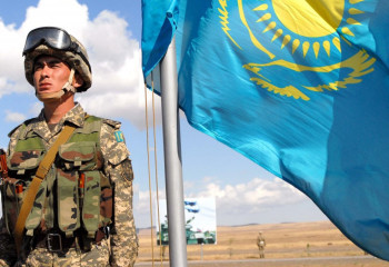 Видео встречи матери с сыном-солдатом растрогало казахстанцев