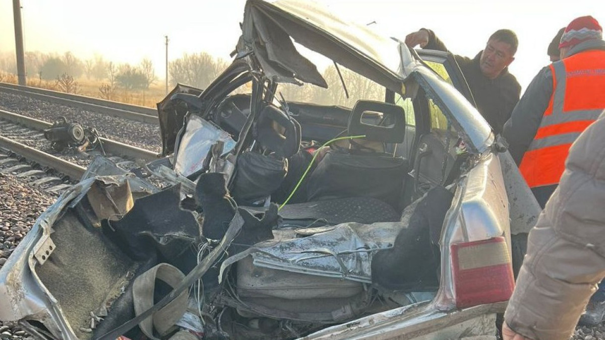 Шесть человек погибли в ДТП с поездом в Жамбылской области