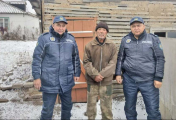 Двух людей вынесли из горящего дома участковые инспекторы в СКО