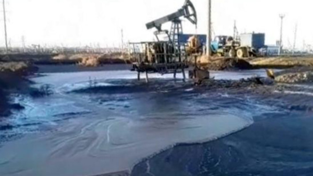 Возле сел в Актюбинской области произошел разлив нефти с водой