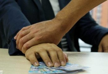 Шетелдіктен пара сұраған полицейге айыппұл салынды