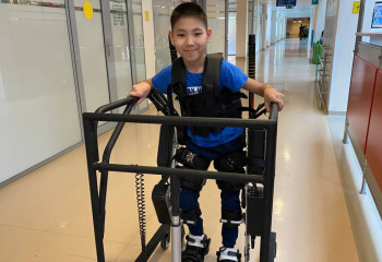 «Қазақстан халқына» қоры үшінші балаға экзоскелет табыстады