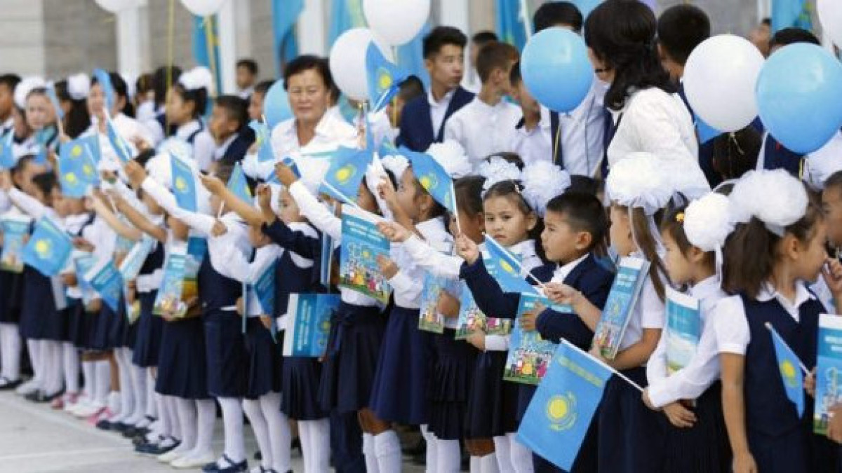 Кардиганы и рубашки поло разрешат носить школьникам Казахстана