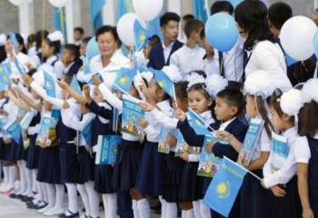 Кардиганы и рубашки поло разрешат носить школьникам Казахстана