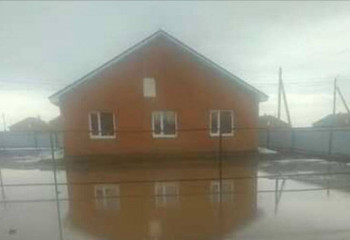 Қостанайда өрттен кейін салынған үйлерді су басып жатыр