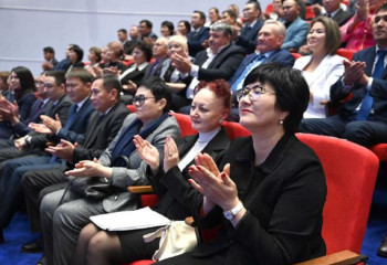 Президентікке үміткерлер сайлаушылармен кездесті