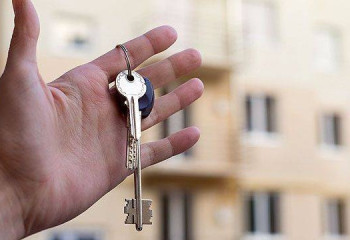 Многодетному отцу-одиночке подарили квартиру в Семее