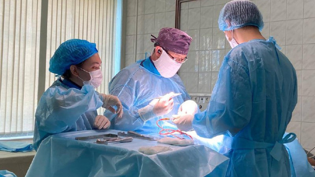 Алматинские врачи провели сложнейшую операцию на позвоночнике