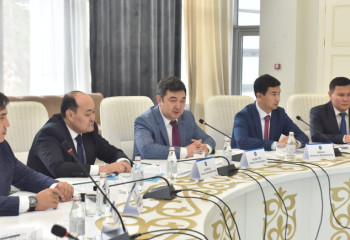 Ақпарат және қоғамдық даму министрі ҚХА мүшелерімен кездесті