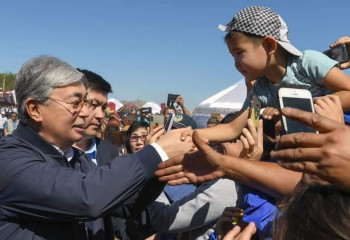 Пресс-секретарь Президента поделился его фото с различных поездок и встреч