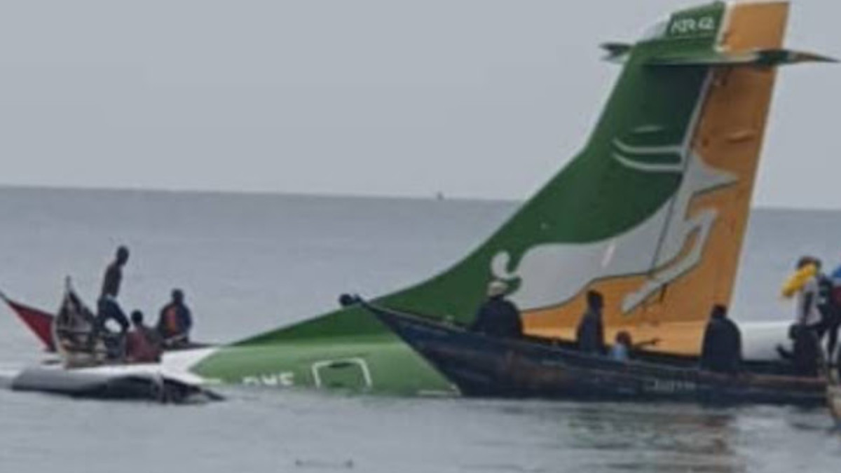 В Танзании самолет с 53 пассажирами рухнул в озеро