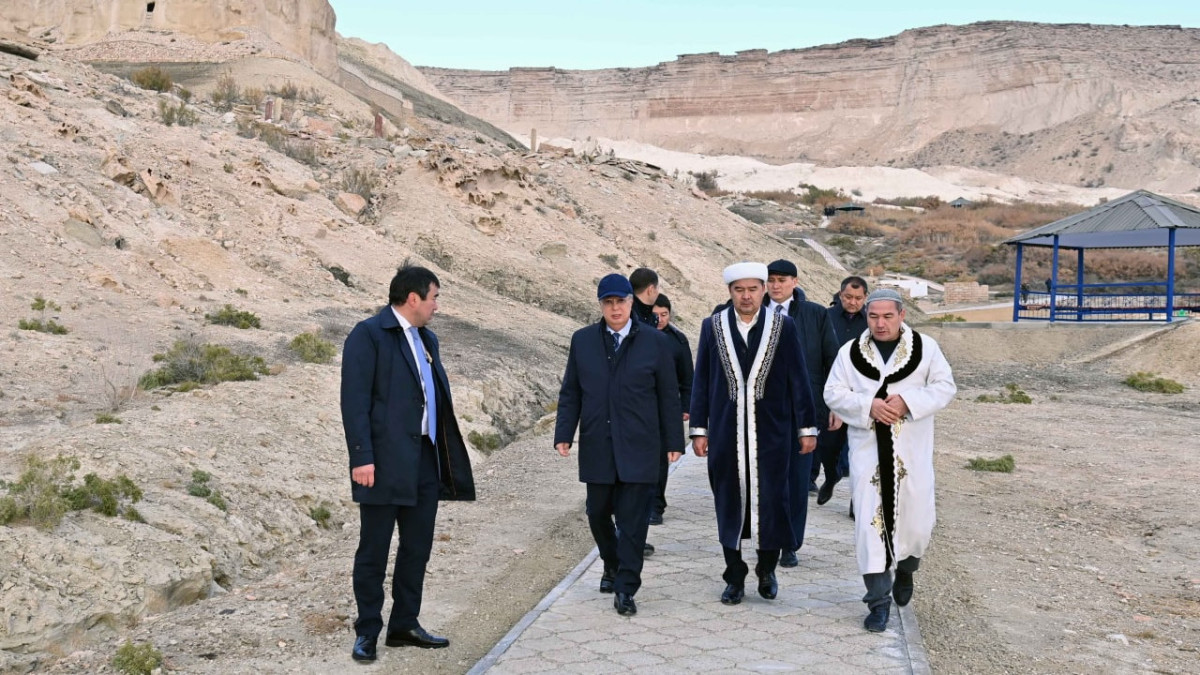 Глава государства посетил мечеть Бекет-ата
