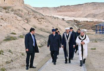 Глава государства посетил мечеть Бекет-ата