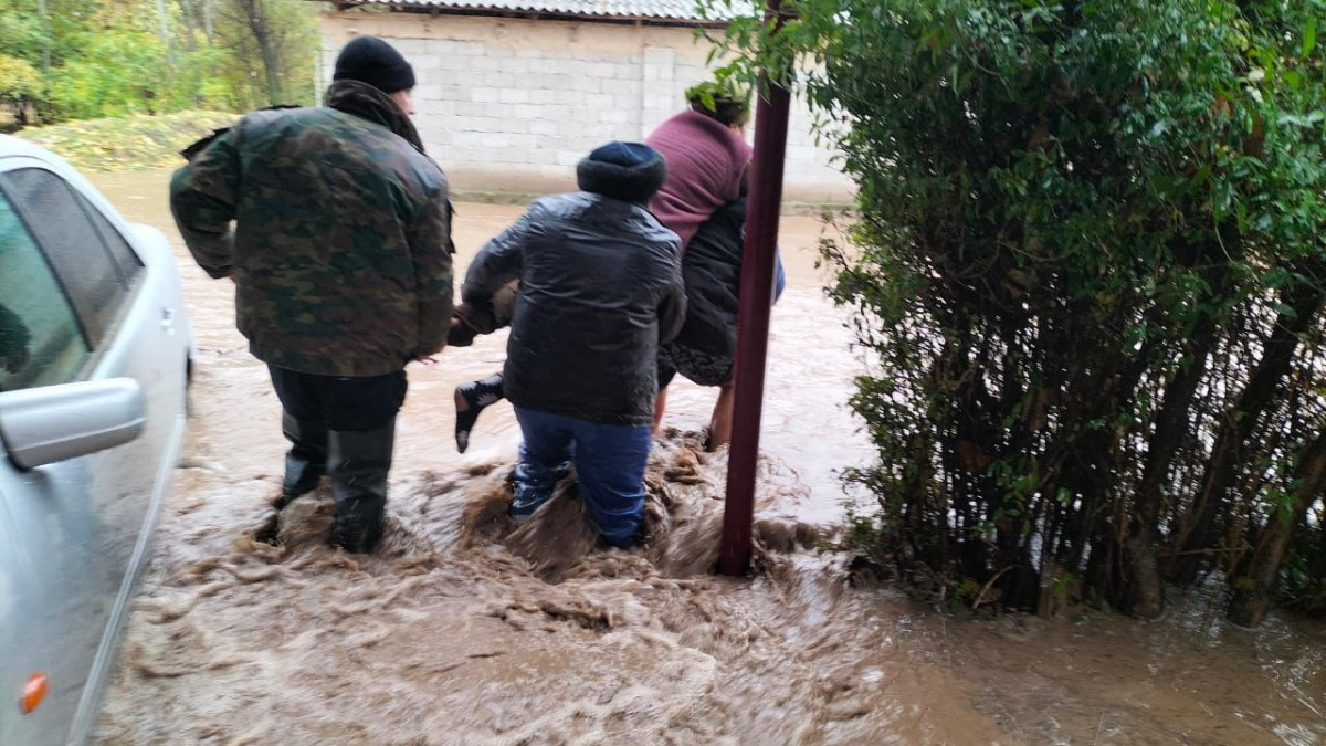 Спасатели Туркестанской области устраняют последствия обильных дождей
