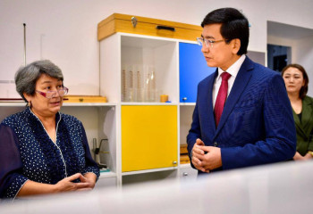 Министр просвещения посетил школу столичном районе «Лесозавод»