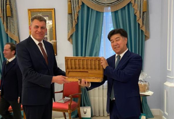 В Риге презентовали книгу об основах игры в тогызкумалак