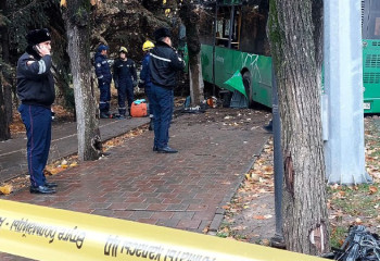 Два автобуса столкнулись в Алматы, есть погибший