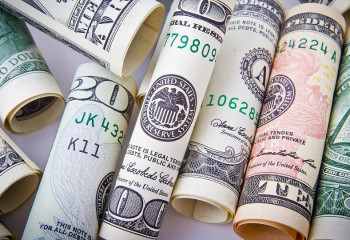 Доллардың теңгеге қатысты бағамы төмендеді