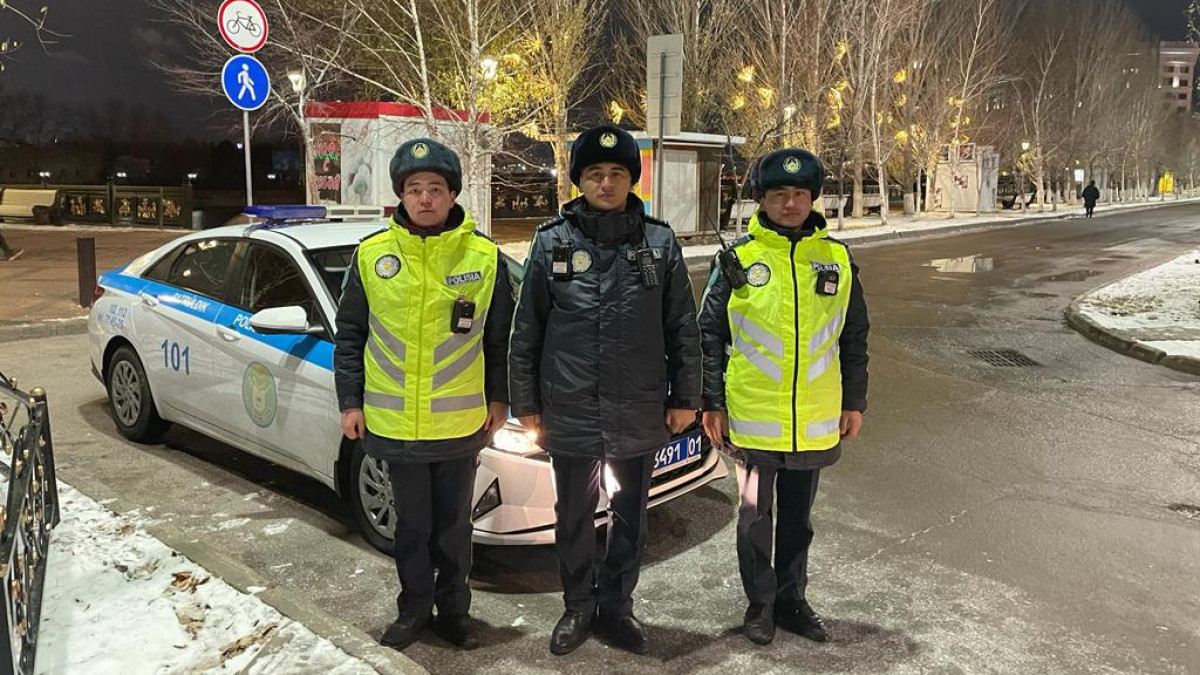 Астана полицейлері ер адамды мұзды судан құтқарып қалды