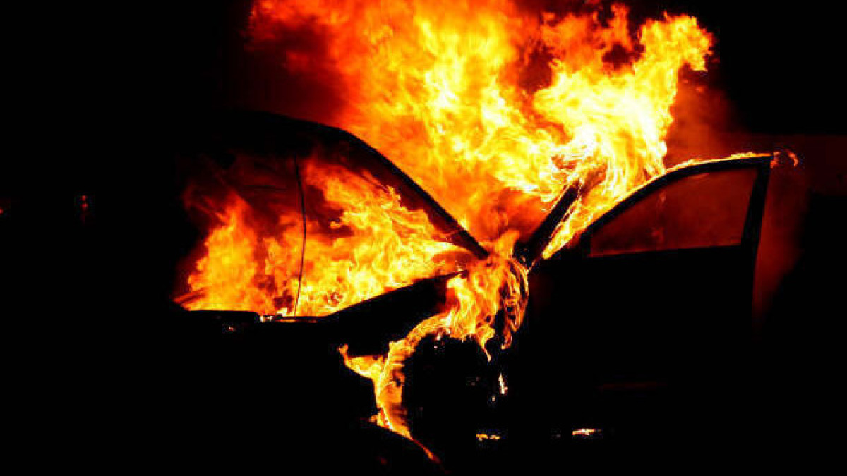 В Астане мужчина сжег автомобиль своей сожительницы